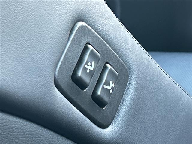 クラウン アスリート　純正ナビ　衝突軽減システム　ＴＲＤエアロ　バックカメラ　レザーシート　クルーズコントロール　パワーシート　シートヒーター　エアシート　ドライブレコーダー　電動チルト　　ＥＴＣ　プッシュスタート（12枚目）