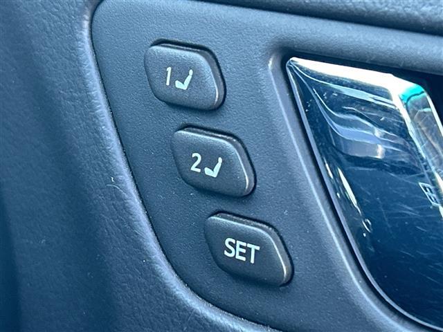 クラウン アスリート　純正ナビ　衝突軽減システム　ＴＲＤエアロ　バックカメラ　レザーシート　クルーズコントロール　パワーシート　シートヒーター　エアシート　ドライブレコーダー　電動チルト　　ＥＴＣ　プッシュスタート（13枚目）