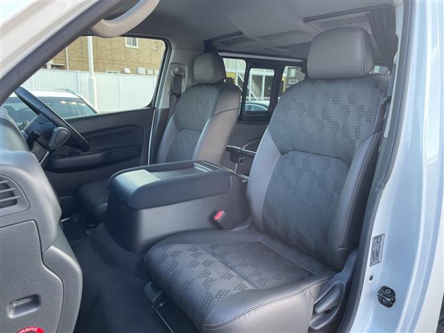 キャラバン ロンググランドプレミアムＧＸ　純正ナビ　アラウンドビューモニター　禁煙車　ベッドキット　片側パワースライドドア　コーナーセンサー　ＬＥＤヘッドライト　ハーフレザーシート　ドライブレコーダー　１７インチＮＩＴＲＯＰＯＷＥＲアルミ（23枚目）