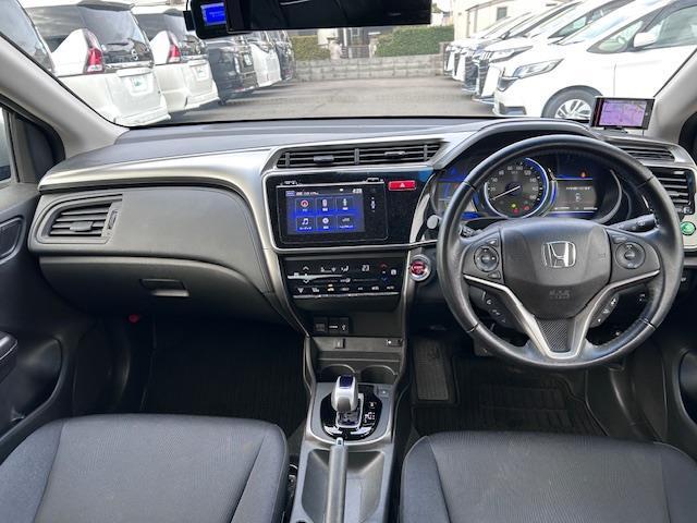 グレイス ハイブリッドLX 純正ナビ バックカメラ 衝突軽減ブレーキ クルーズコントロール 横滑り防止装置 レーダー探知機 ドライブレコーダー 前席シートヒーター LEDヘッドライト オートライト ドアバイザー スマートキー(3枚目)