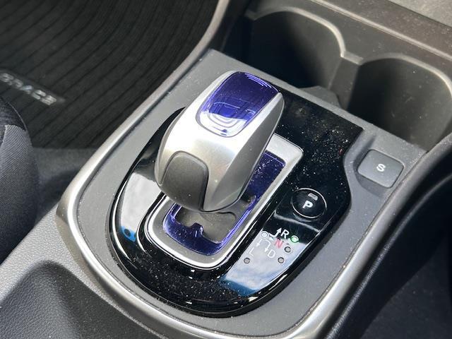 グレイス ハイブリッドLX 純正ナビ バックカメラ 衝突軽減ブレーキ クルーズコントロール 横滑り防止装置 レーダー探知機 ドライブレコーダー 前席シートヒーター LEDヘッドライト オートライト ドアバイザー スマートキー(14枚目)