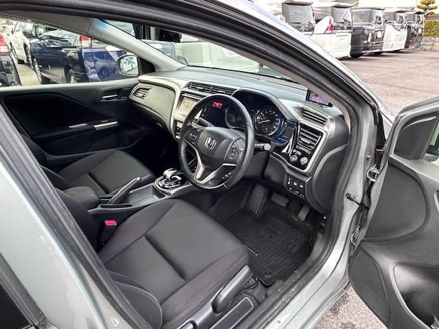 グレイス ハイブリッドLX 純正ナビ バックカメラ 衝突軽減ブレーキ クルーズコントロール 横滑り防止装置 レーダー探知機 ドライブレコーダー 前席シートヒーター LEDヘッドライト オートライト ドアバイザー スマートキー(19枚目)