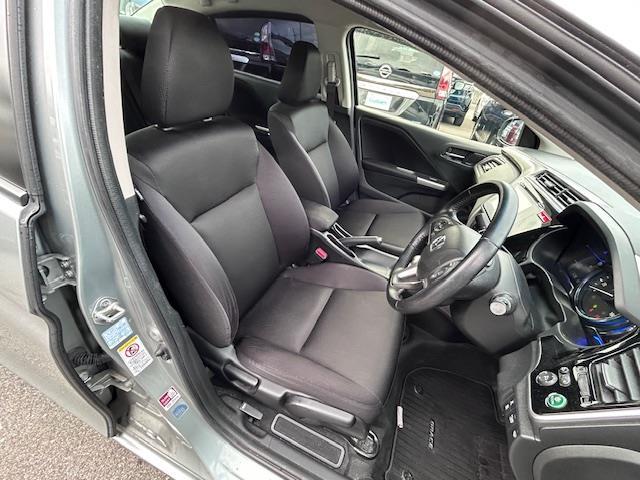 グレイス ハイブリッドLX 純正ナビ バックカメラ 衝突軽減ブレーキ クルーズコントロール 横滑り防止装置 レーダー探知機 ドライブレコーダー 前席シートヒーター LEDヘッドライト オートライト ドアバイザー スマートキー(20枚目)