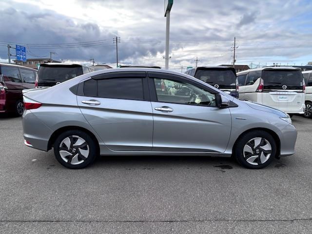 グレイス ハイブリッドLX 純正ナビ バックカメラ 衝突軽減ブレーキ クルーズコントロール 横滑り防止装置 レーダー探知機 ドライブレコーダー 前席シートヒーター LEDヘッドライト オートライト ドアバイザー スマートキー(36枚目)