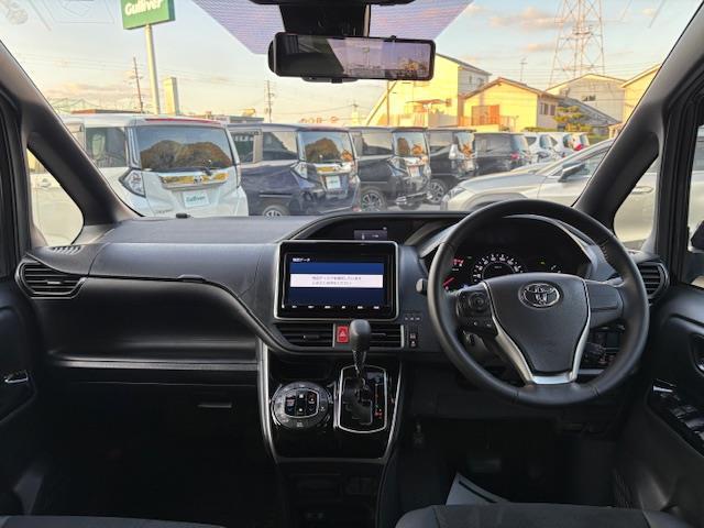 ヴォクシー ZS 煌III 純正9型ナビ フルセグ 両側パワースライドドア デジタルインナーミラー トヨタセーフティセンス ハーフレザーシート ビルトインETC LEDヘッドライト クラランスソナー スマートキー 純正AW(3枚目)