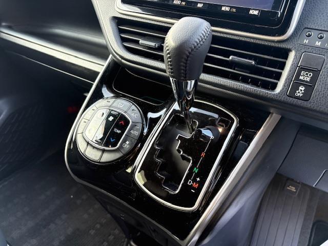 ヴォクシー ZS 煌III 純正9型ナビ フルセグ 両側パワースライドドア デジタルインナーミラー トヨタセーフティセンス ハーフレザーシート ビルトインETC LEDヘッドライト クラランスソナー スマートキー 純正AW(16枚目)