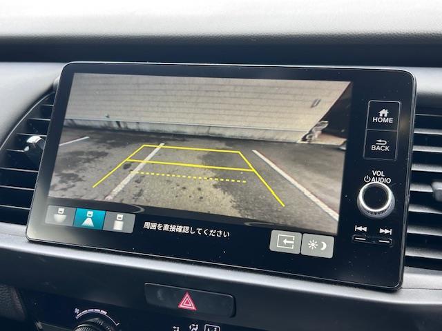 フィット ｅ：ＨＥＶホーム　純正９型ディスプレイオーディオ　バックカメラ　衝突被害軽減システム　レーンキープアシスト　コーナーセンサー　アダクティブクルーズコントロール　純正ドライブレコーダー　純正ＥＴＣ　ＬＥＤヘッドライト（3枚目）