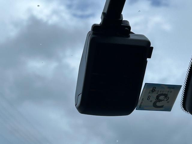 フィット ｅ：ＨＥＶホーム　純正９型ディスプレイオーディオ　バックカメラ　衝突被害軽減システム　レーンキープアシスト　コーナーセンサー　アダクティブクルーズコントロール　純正ドライブレコーダー　純正ＥＴＣ　ＬＥＤヘッドライト（6枚目）