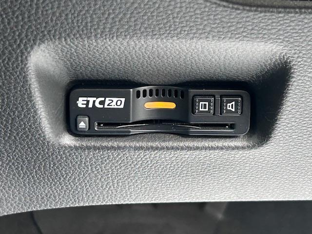 フィット ｅ：ＨＥＶホーム　純正９型ディスプレイオーディオ　バックカメラ　衝突被害軽減システム　レーンキープアシスト　コーナーセンサー　アダクティブクルーズコントロール　純正ドライブレコーダー　純正ＥＴＣ　ＬＥＤヘッドライト（7枚目）