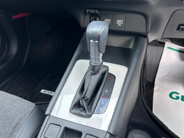 フィット ｅ：ＨＥＶホーム　純正９型ディスプレイオーディオ　バックカメラ　衝突被害軽減システム　レーンキープアシスト　コーナーセンサー　アダクティブクルーズコントロール　純正ドライブレコーダー　純正ＥＴＣ　ＬＥＤヘッドライト（10枚目）