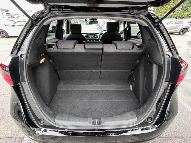 フィット ｅ：ＨＥＶホーム　純正９型ディスプレイオーディオ　バックカメラ　衝突被害軽減システム　レーンキープアシスト　コーナーセンサー　アダクティブクルーズコントロール　純正ドライブレコーダー　純正ＥＴＣ　ＬＥＤヘッドライト（13枚目）