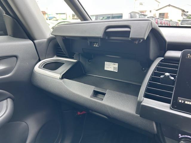 フィット ｅ：ＨＥＶホーム　純正９型ディスプレイオーディオ　バックカメラ　衝突被害軽減システム　レーンキープアシスト　コーナーセンサー　アダクティブクルーズコントロール　純正ドライブレコーダー　純正ＥＴＣ　ＬＥＤヘッドライト（20枚目）