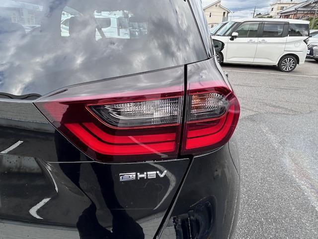 フィット ｅ：ＨＥＶホーム　純正９型ディスプレイオーディオ　バックカメラ　衝突被害軽減システム　レーンキープアシスト　コーナーセンサー　アダクティブクルーズコントロール　純正ドライブレコーダー　純正ＥＴＣ　ＬＥＤヘッドライト（37枚目）