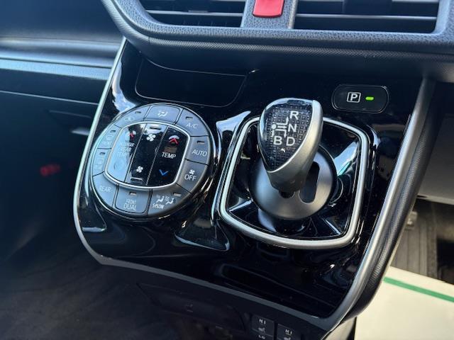 ヴォクシー ハイブリッドＺＳ　煌ＩＩＩ　純正９インチナビ　バックモニター　フリップダウンモニター　クルーズコントロール　衝突被害軽減システム　両側パワースライドドア　ハーフレザーシート　シートヒーター　ＥＴＣ　ＬＥＤヘッドライト　ドラレコ（21枚目）