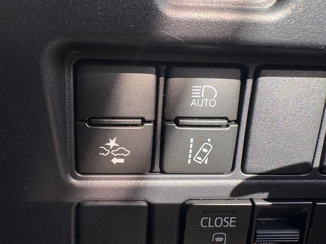 ヴォクシー ZS 煌II 純正10インチナビ バックカメラ 衝突被害軽減システム クルーズコントロール 両側パワースライドドア ビルトインETC LEDヘッドライト オートライト 純正アルミホイール 純正フロアマット スペア鍵(6枚目)