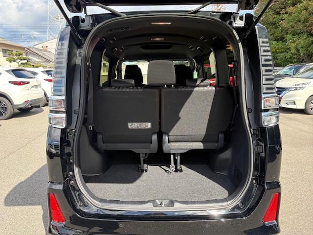 ヴォクシー ZS 煌II 純正10インチナビ バックカメラ 衝突被害軽減システム クルーズコントロール 両側パワースライドドア ビルトインETC LEDヘッドライト オートライト 純正アルミホイール 純正フロアマット スペア鍵(29枚目)