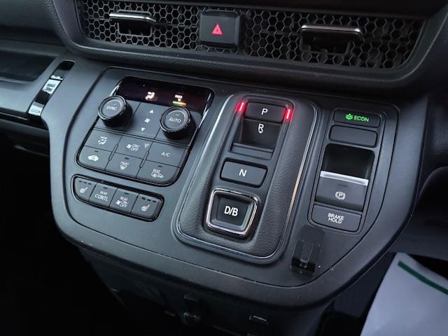 ステップワゴン e:HEVスパーダ プレミアムライン 純正15.6型フリップダウンモニター 純正11.4型ナビ 全方位カメラ BSM ホンダセンシング 電動リアゲート 両側パワースライドドア ドラレコ 前/後席シートヒーター ETC オットマンチェア(16枚目)