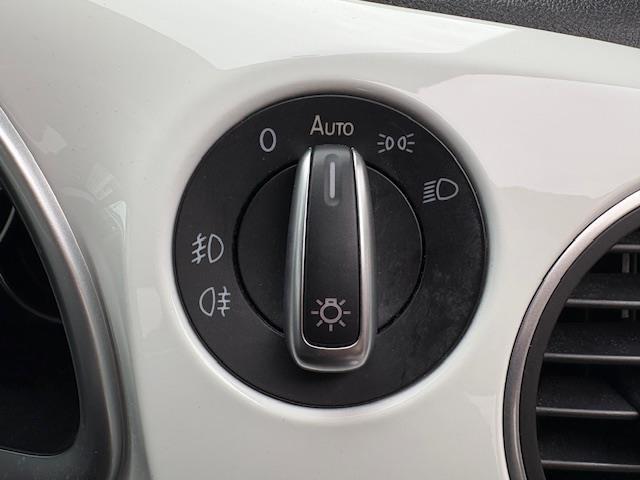 ザ・ビートル デザインマイスター　ナビ　バックカメラ　フルセグ　ブラインドスポットモニター　クルーズコントロール　ドライブレコーダー　ＨＩＤヘッドライト　純正アルミホイール　オートライト　スマートキー　パドルシフト　プッシュスタート（14枚目）