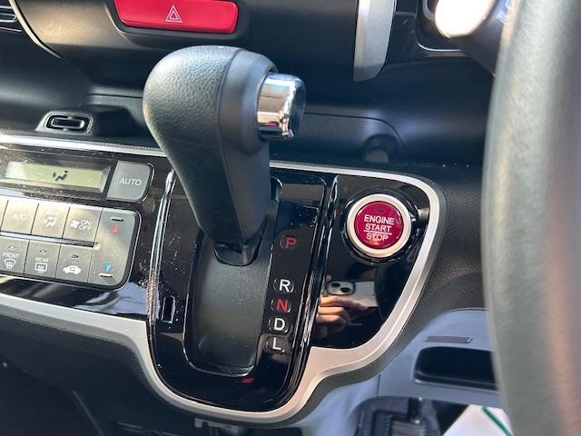 Ｎ－ＢＯＸ Ｇ・Ｌパッケージ　純正ナビ　バックカメラ　ＴＶ　片側パワースライドドア　ＨＩＤヘッドライト　ＥＴＣ　ステアリングスイッチ　オートライト　純正アルミホイール　プッシュスタート　スマートキー　アイドリングストップ（8枚目）