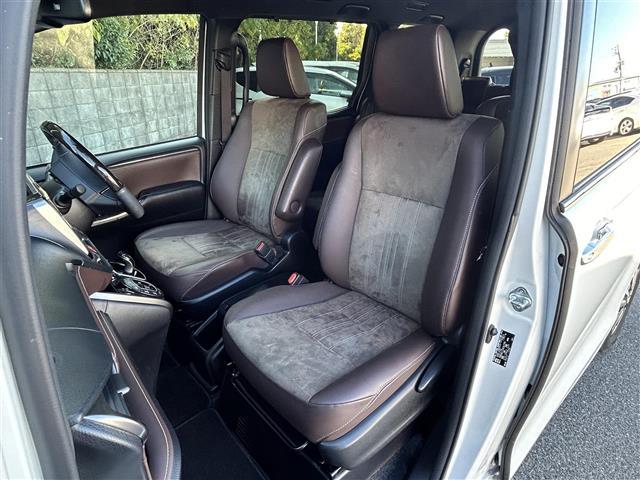 エスクァイア Ｇｉ　プレミアムパッケージ　１１型ＡＬＰＩＮＥナビ　Ｂｌｕｅｔｏｏｔｈ　両側パワスラ　クルーズコントロール　バックカメラ　衝突軽減ブレーキ　レーンキープアシスト　横滑り防止装置　コーナーセンサー　オートマチックハイビーム（23枚目）