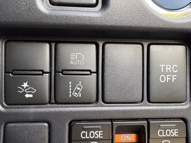 ヴォクシー ハイブリッドＺＳ　煌ＩＩＩ　フリップダウンモニター　純正１０型ナビ　フルセグ　バックカメラ　両側パワースライドドア　トヨタセーフティセンス　シートヒーター　ハーフレザーシート　ビルトインＥＴＣ　ＬＥＤヘッドライト　スマートキー（6枚目）