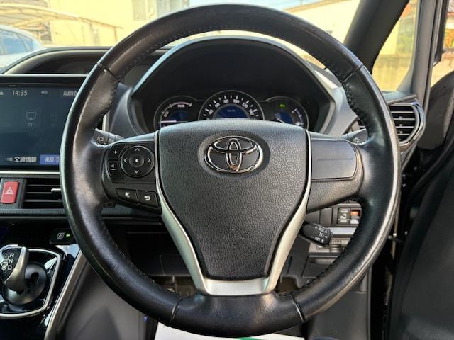 ヴォクシー ハイブリッドＺＳ　煌ＩＩＩ　フリップダウンモニター　純正１０型ナビ　フルセグ　バックカメラ　両側パワースライドドア　トヨタセーフティセンス　シートヒーター　ハーフレザーシート　ビルトインＥＴＣ　ＬＥＤヘッドライト　スマートキー（12枚目）