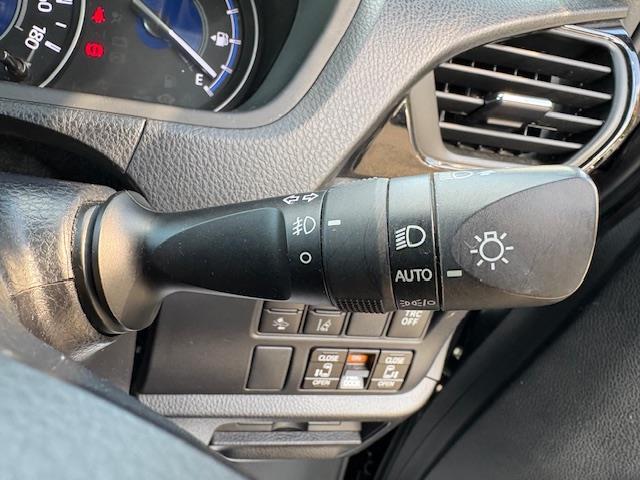 ヴォクシー ハイブリッドＺＳ　煌ＩＩＩ　フリップダウンモニター　純正１０型ナビ　フルセグ　バックカメラ　両側パワースライドドア　トヨタセーフティセンス　シートヒーター　ハーフレザーシート　ビルトインＥＴＣ　ＬＥＤヘッドライト　スマートキー（13枚目）