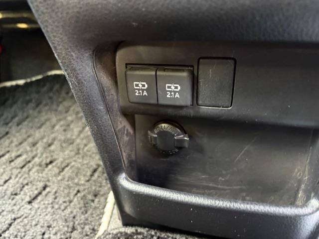 ヴォクシー ハイブリッドＺＳ　煌ＩＩＩ　フリップダウンモニター　純正１０型ナビ　フルセグ　バックカメラ　両側パワースライドドア　トヨタセーフティセンス　シートヒーター　ハーフレザーシート　ビルトインＥＴＣ　ＬＥＤヘッドライト　スマートキー（16枚目）