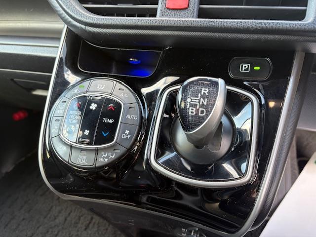 ヴォクシー ハイブリッドＺＳ　煌ＩＩＩ　フリップダウンモニター　純正１０型ナビ　フルセグ　バックカメラ　両側パワースライドドア　トヨタセーフティセンス　シートヒーター　ハーフレザーシート　ビルトインＥＴＣ　ＬＥＤヘッドライト　スマートキー（17枚目）