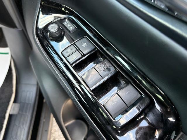 ヴォクシー ハイブリッドＺＳ　煌ＩＩＩ　フリップダウンモニター　純正１０型ナビ　フルセグ　バックカメラ　両側パワースライドドア　トヨタセーフティセンス　シートヒーター　ハーフレザーシート　ビルトインＥＴＣ　ＬＥＤヘッドライト　スマートキー（19枚目）