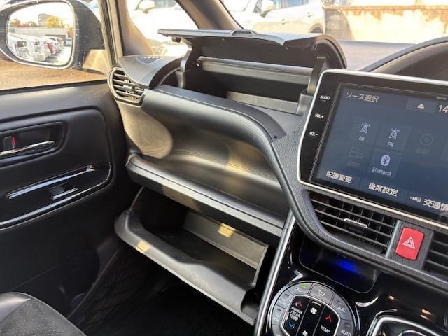 ヴォクシー ハイブリッドＺＳ　煌ＩＩＩ　フリップダウンモニター　純正１０型ナビ　フルセグ　バックカメラ　両側パワースライドドア　トヨタセーフティセンス　シートヒーター　ハーフレザーシート　ビルトインＥＴＣ　ＬＥＤヘッドライト　スマートキー（20枚目）