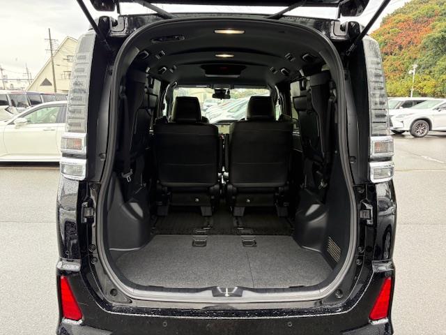 ヴォクシー ハイブリッドＺＳ　煌ＩＩＩ　フリップダウンモニター　純正１０型ナビ　フルセグ　バックカメラ　両側パワースライドドア　トヨタセーフティセンス　シートヒーター　ハーフレザーシート　ビルトインＥＴＣ　ＬＥＤヘッドライト　スマートキー（30枚目）