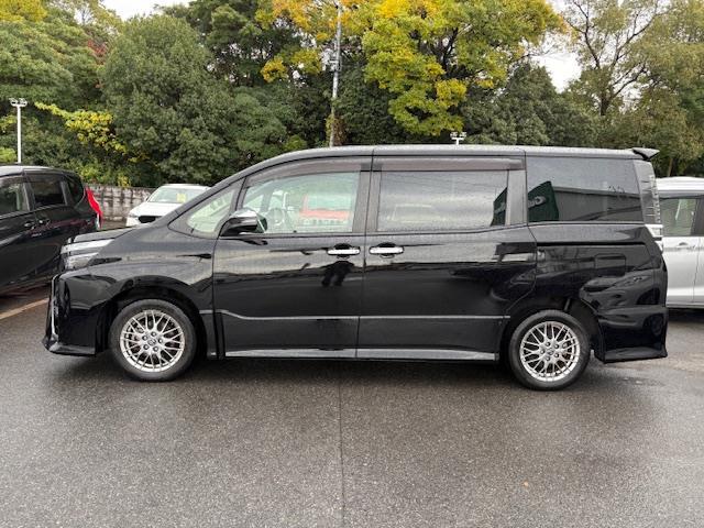 ヴォクシー ハイブリッドＺＳ　煌ＩＩＩ　フリップダウンモニター　純正１０型ナビ　フルセグ　バックカメラ　両側パワースライドドア　トヨタセーフティセンス　シートヒーター　ハーフレザーシート　ビルトインＥＴＣ　ＬＥＤヘッドライト　スマートキー（39枚目）