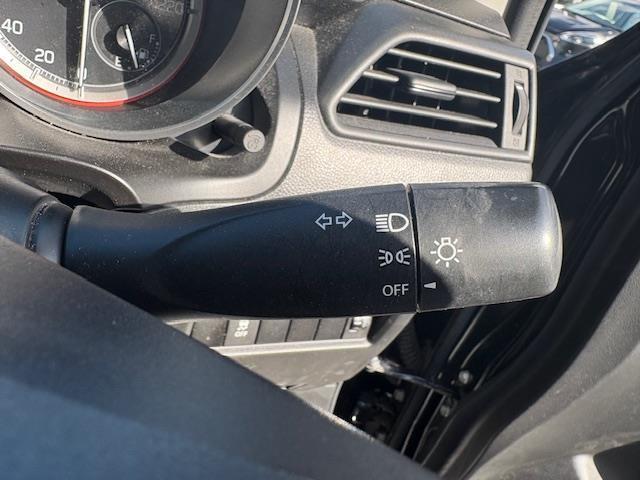 スイフト XG 純正ナビ フルセグ シートヒーター ビルトインETC プッシュスタート スマートキー×2 ドアバイザー 電動格納ミラー オートエアコン 横滑り防止システム 純正フロアマット(16枚目)