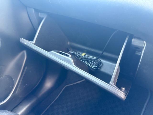 スイフト XG 純正ナビ フルセグ シートヒーター ビルトインETC プッシュスタート スマートキー×2 ドアバイザー 電動格納ミラー オートエアコン 横滑り防止システム 純正フロアマット(18枚目)