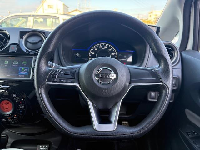 ノート e-パワー X 純正ナビ フルセグ Bluetooth エマージェンシーブレーキ 車線逸脱警報 LEDヘッドライト プッシュスタート スマートキー×2 オートライト オートエアコン レーダー探知機(9枚目)