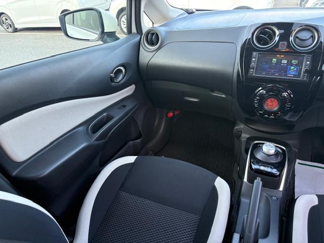 ノート e-パワー X 純正ナビ フルセグ Bluetooth エマージェンシーブレーキ 車線逸脱警報 LEDヘッドライト プッシュスタート スマートキー×2 オートライト オートエアコン レーダー探知機(24枚目)
