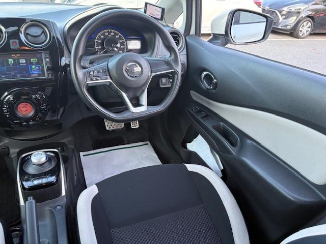 ノート e-パワー X 純正ナビ フルセグ Bluetooth エマージェンシーブレーキ 車線逸脱警報 LEDヘッドライト プッシュスタート スマートキー×2 オートライト オートエアコン レーダー探知機(25枚目)