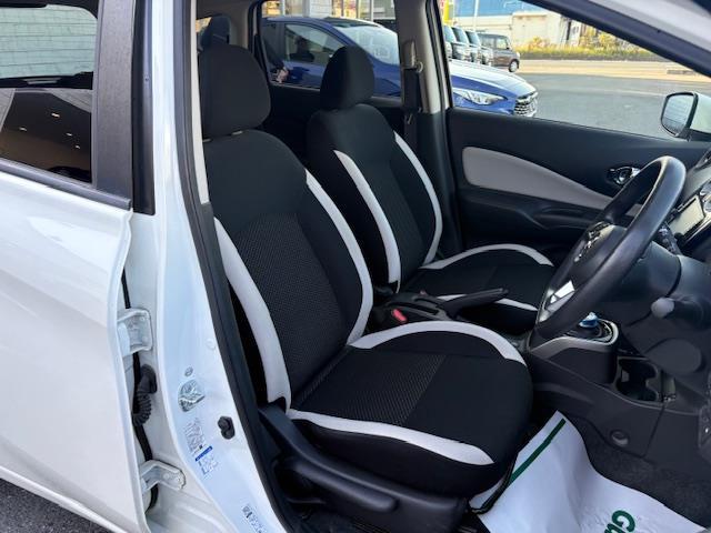 ノート e-パワー X 純正ナビ フルセグ Bluetooth エマージェンシーブレーキ 車線逸脱警報 LEDヘッドライト プッシュスタート スマートキー×2 オートライト オートエアコン レーダー探知機(26枚目)