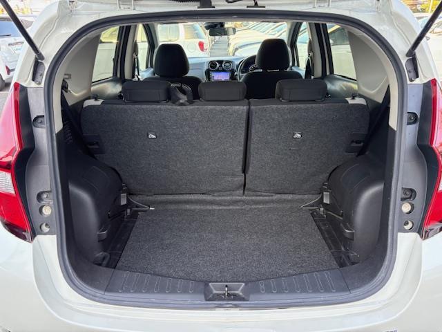 ノート e-パワー X 純正ナビ フルセグ Bluetooth エマージェンシーブレーキ 車線逸脱警報 LEDヘッドライト プッシュスタート スマートキー×2 オートライト オートエアコン レーダー探知機(29枚目)