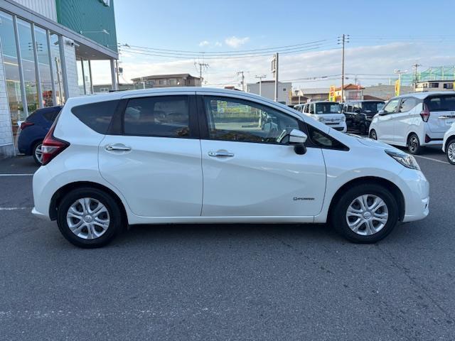 ノート e-パワー X 純正ナビ フルセグ Bluetooth エマージェンシーブレーキ 車線逸脱警報 LEDヘッドライト プッシュスタート スマートキー×2 オートライト オートエアコン レーダー探知機(38枚目)