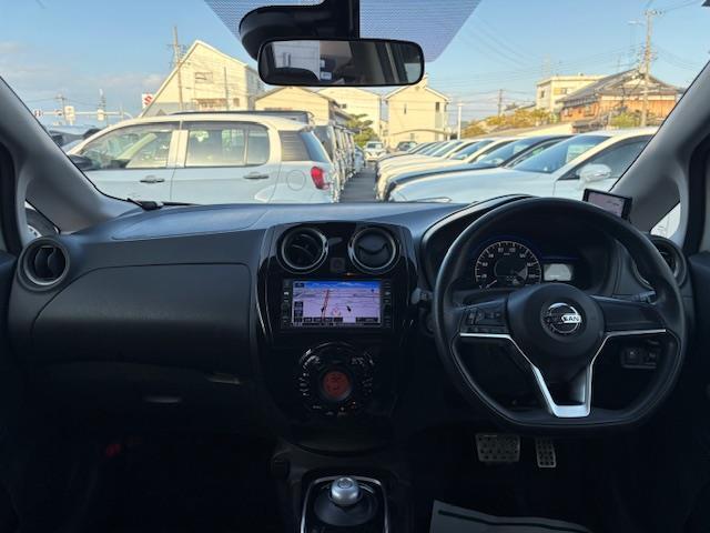 ノート e-パワー X 純正ナビ フルセグ Bluetooth エマージェンシーブレーキ 車線逸脱警報 LEDヘッドライト プッシュスタート スマートキー×2 オートライト オートエアコン レーダー探知機(42枚目)