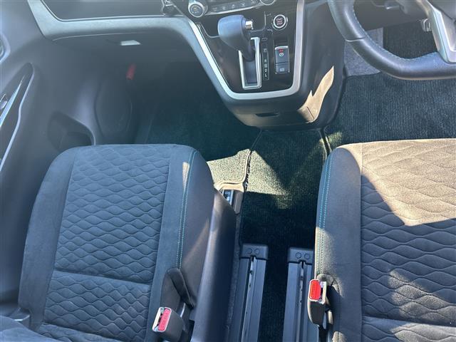 セレナ 　９型ＳＤナビ　フルセグ　Ｂｌｕｅｔｏｏｔｈ　後席モニター　プロパイロット　両側パワースライドドア　バックカメラ　衝突被害軽減システム　レーンキープアシスト　横滑り防止装置　オートマチックハイビーム（11枚目）