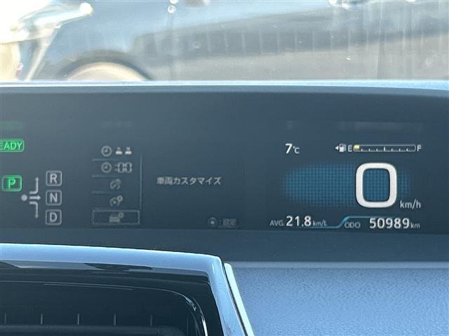 プリウス Ｓツーリングセレクション　ＡＬＰＩＮＥナビ　横滑り防止装置　盗難防止装置　レザーシート　シートヒーター　ＥＴＣ　ＬＥＤヘッドライト　オートライト　オートマチックハイビーム　ドライブレコーダー　純正アルミホイール　社外Ｆマット（2枚目）