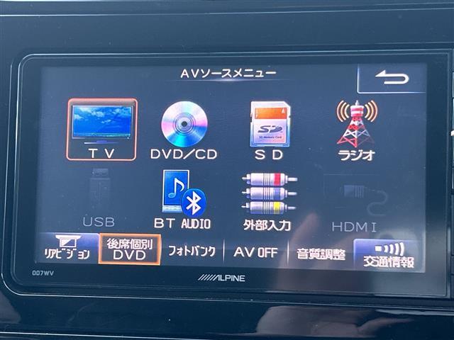 プリウス Ｓツーリングセレクション　ＡＬＰＩＮＥナビ　横滑り防止装置　盗難防止装置　レザーシート　シートヒーター　ＥＴＣ　ＬＥＤヘッドライト　オートライト　オートマチックハイビーム　ドライブレコーダー　純正アルミホイール　社外Ｆマット（4枚目）