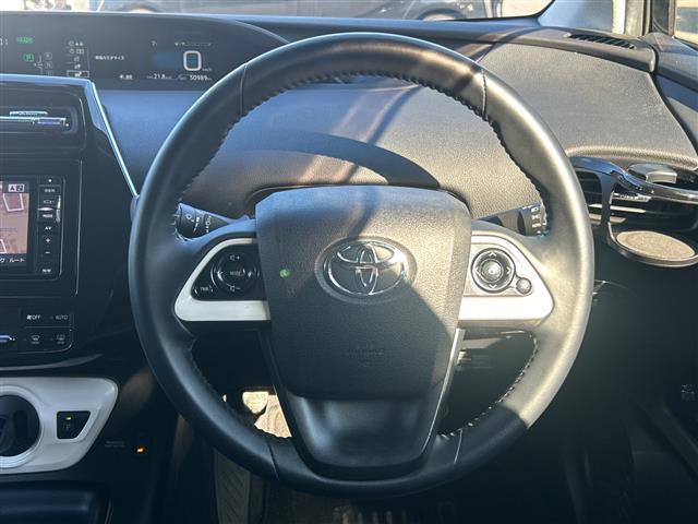 プリウス Ｓツーリングセレクション　ＡＬＰＩＮＥナビ　横滑り防止装置　盗難防止装置　レザーシート　シートヒーター　ＥＴＣ　ＬＥＤヘッドライト　オートライト　オートマチックハイビーム　ドライブレコーダー　純正アルミホイール　社外Ｆマット（8枚目）