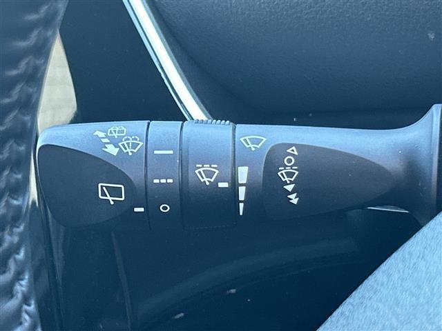 プリウス Ｓツーリングセレクション　ＡＬＰＩＮＥナビ　横滑り防止装置　盗難防止装置　レザーシート　シートヒーター　ＥＴＣ　ＬＥＤヘッドライト　オートライト　オートマチックハイビーム　ドライブレコーダー　純正アルミホイール　社外Ｆマット（9枚目）