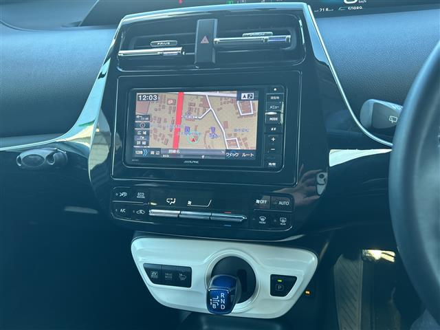 プリウス Ｓツーリングセレクション　ＡＬＰＩＮＥナビ　横滑り防止装置　盗難防止装置　レザーシート　シートヒーター　ＥＴＣ　ＬＥＤヘッドライト　オートライト　オートマチックハイビーム　ドライブレコーダー　純正アルミホイール　社外Ｆマット（11枚目）