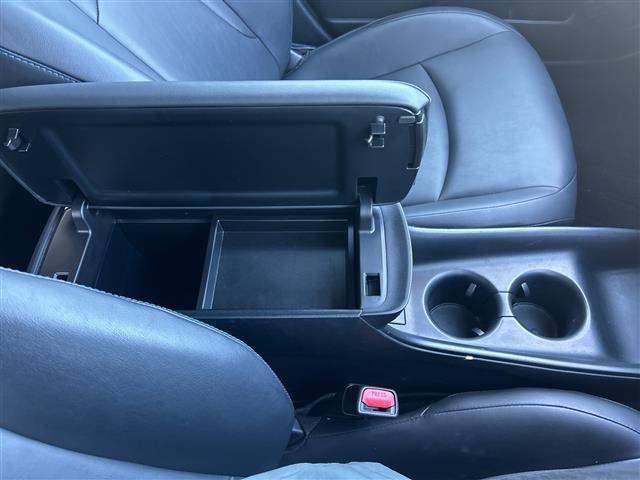プリウス Ｓツーリングセレクション　ＡＬＰＩＮＥナビ　横滑り防止装置　盗難防止装置　レザーシート　シートヒーター　ＥＴＣ　ＬＥＤヘッドライト　オートライト　オートマチックハイビーム　ドライブレコーダー　純正アルミホイール　社外Ｆマット（14枚目）