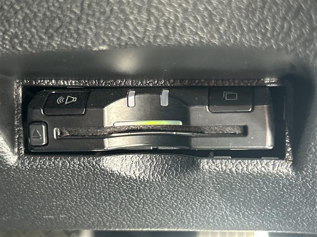 プリウス Ｓツーリングセレクション　ＡＬＰＩＮＥナビ　横滑り防止装置　盗難防止装置　レザーシート　シートヒーター　ＥＴＣ　ＬＥＤヘッドライト　オートライト　オートマチックハイビーム　ドライブレコーダー　純正アルミホイール　社外Ｆマット（15枚目）